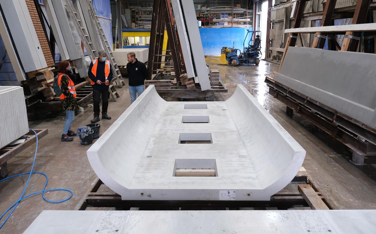 Kunstenaar Erick de Lyon in gesprek met twee 'mensen van beton' in de werkplaats. Kunstenaar Erick de Lyon in gesprek met twee 'mensen van beton' in de werkplaats.