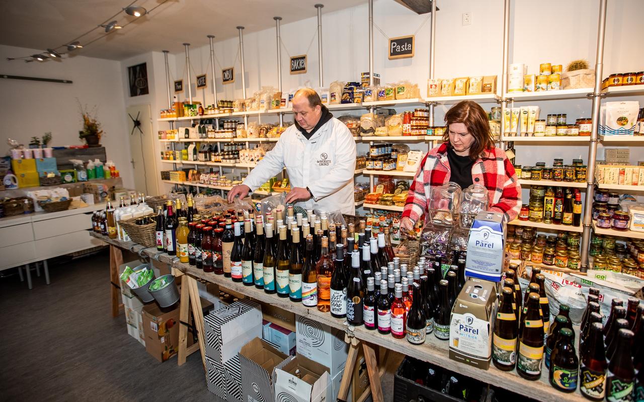Eugénie Benda en Léon Stam hebben nu ook een winkeltje in de oude melkfabriek. Eugénie Benda en Léon Stam hebben nu ook een winkeltje in de oude melkfabriek.
