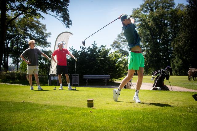 Steeds meer jongeren in Groningen slaan een balletje op de golfbaan: ‘Het elite gebeuren is er wel a