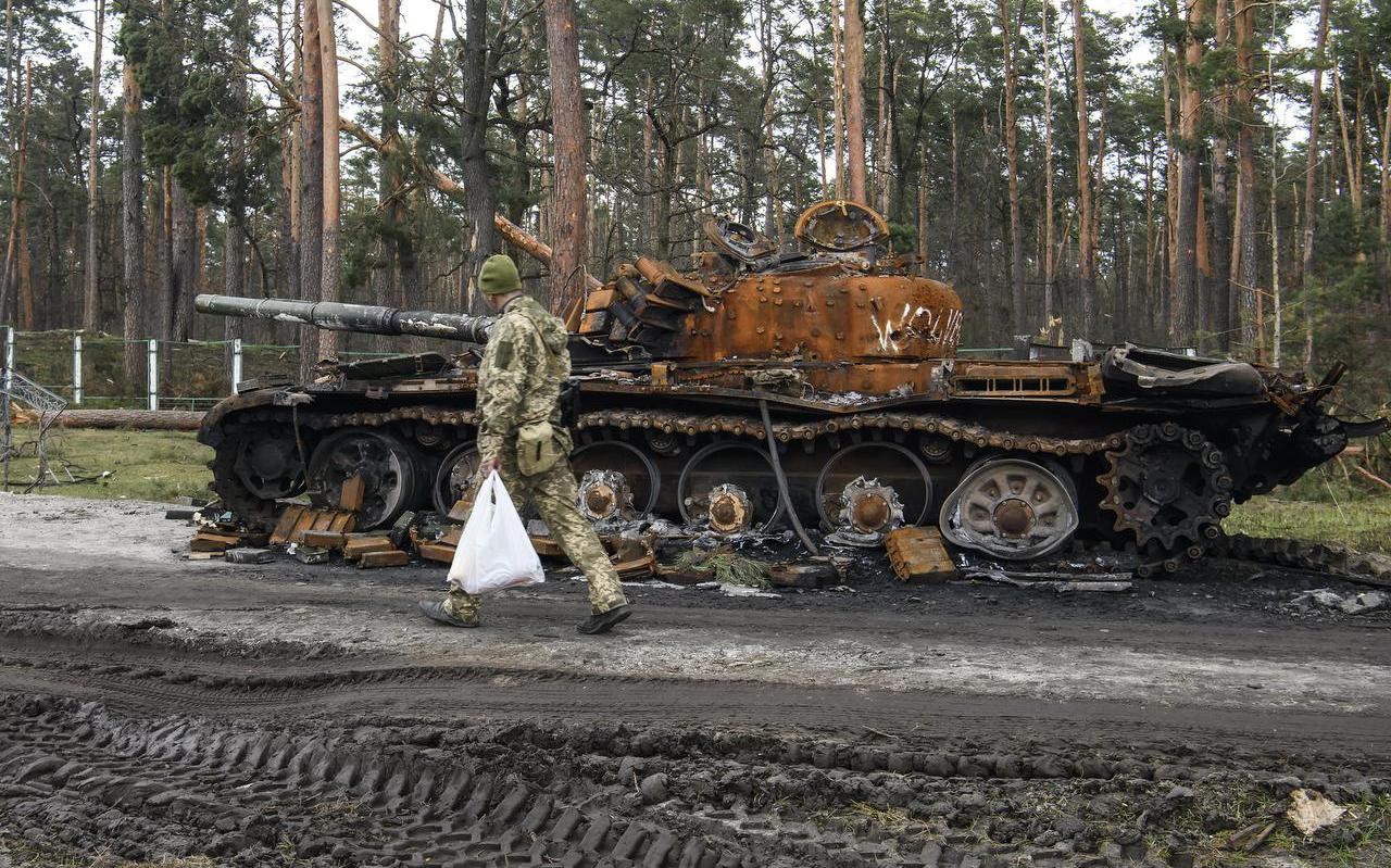 Vlakbij Kiev is een Russische militaire tank vernietigd.