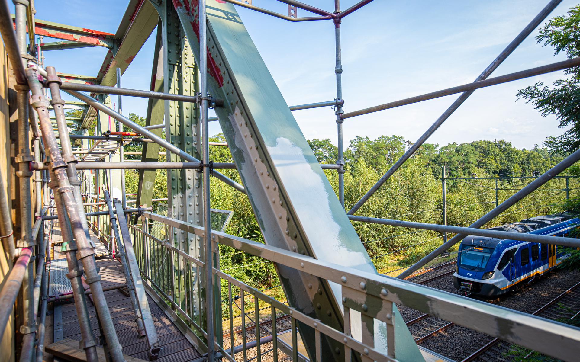 De restauratie van de spoorbrug tussen Onnen en Glimmen duurt langer dan gedacht.