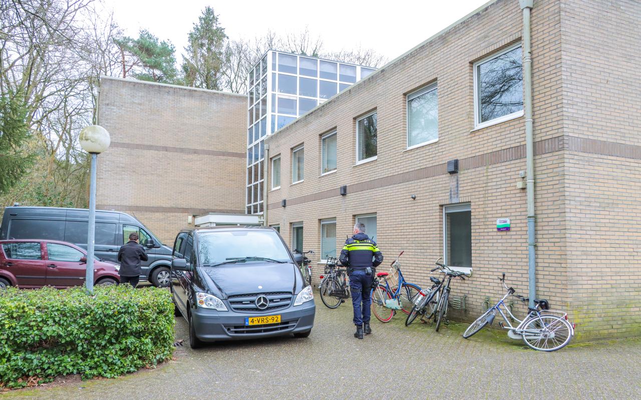 Het appartementencomplex in Emmen waar de overleden man zaterdagochtend werd gevonden. Het appartementencomplex in Emmen waar de overleden man zaterdagochtend werd gevonden.