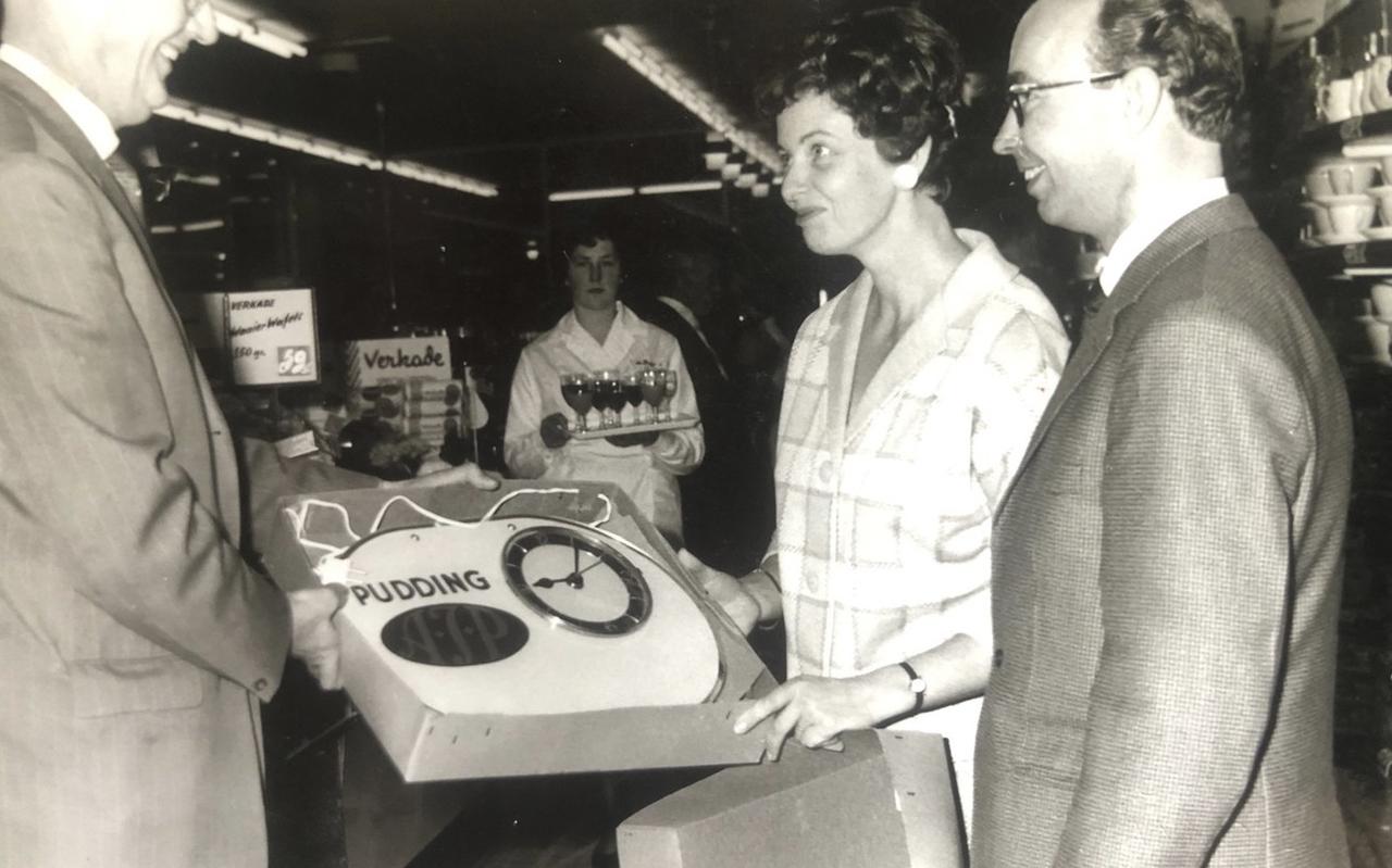 Cor en Wim de Boer bij de opening van hun eerste supermarkt in 1962. Cor en Wim de Boer bij de opening van hun eerste supermarkt in 1962.