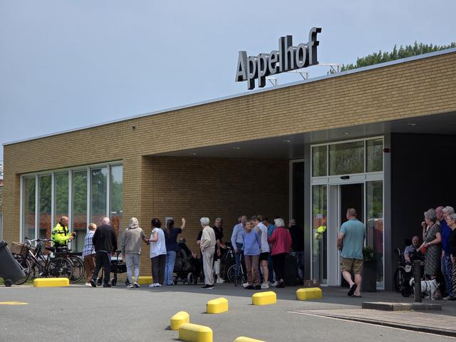 Evacuatie na brand bij verpleeghuis Old Wolde in Winschoten. Bewoners Appelhof naar buiten gebracht