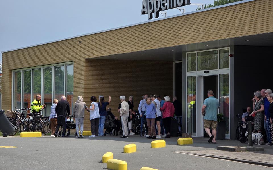 De afdeling voor mensen met dementie in woonzorgcentrum Old Wolde aan de Udesweg in Winschoten is woensdagmiddag ontruimd wegens een brand. 