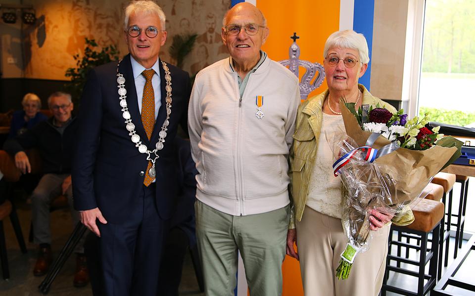 Burgemeester Jaap Velema reikte een Koninklijke Onderscheiding uit aan Jakob Kuiper. Voor diens vrouw was er een fraai boeket bloemen.