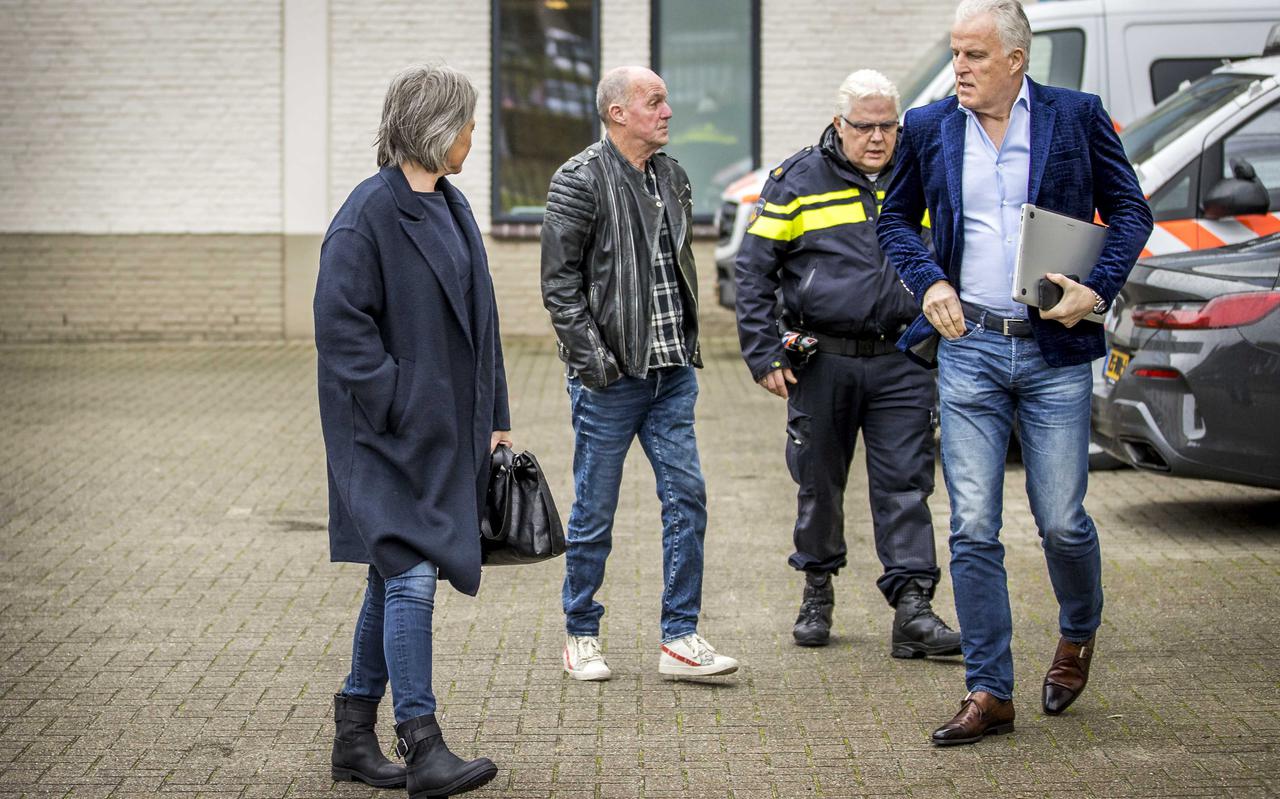Berthie en Peter Verstappen komen met Peter R. de Vries aan bij de rechtbank voor de inhoudelijke behandeling in de strafzaak tegen Jos B., de man die onder meer wordt verdacht van betrokkenheid bij de dood van hun zoon Nicky Verstappen. Berthie maakte gebruik van het spreekrecht.