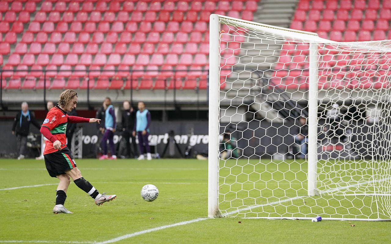 Ali Akman is na het geblunder van Mo El Hankouri en Peter Leeuwenburgh de lachende derde en scoort namens NEC de 1-0 tegen FC Groningen. 