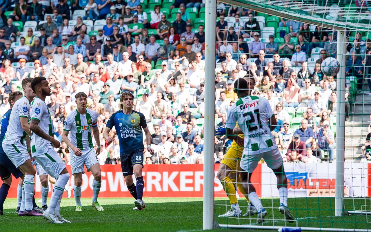 Roberts Uldrikis scoort de 0-1 tegen FC Groningen.