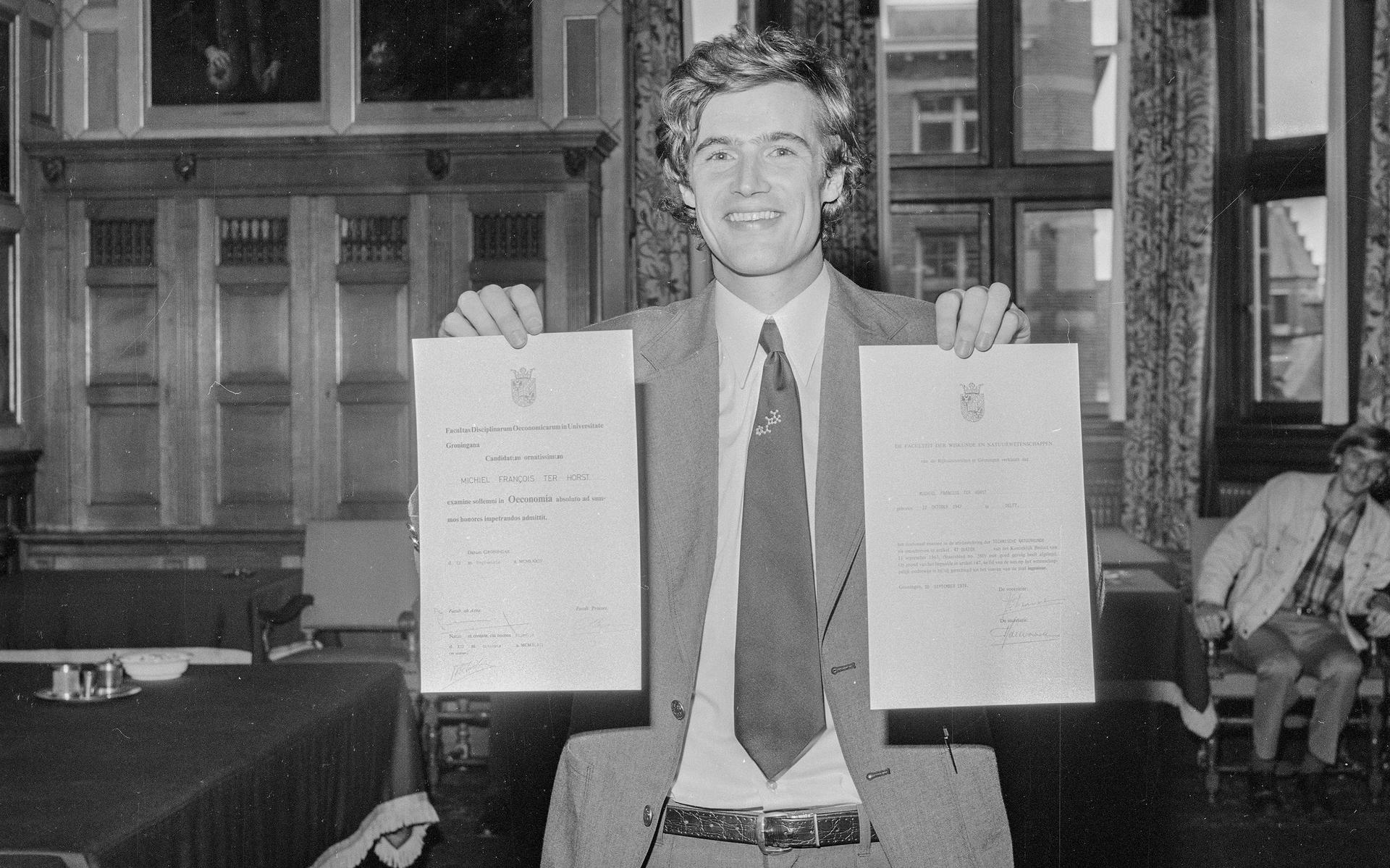 Michiel François ter Horst is op 20 september 1974 het stralende middelpunt van de senaatskamer in het Academiegebouw in Groningen.
