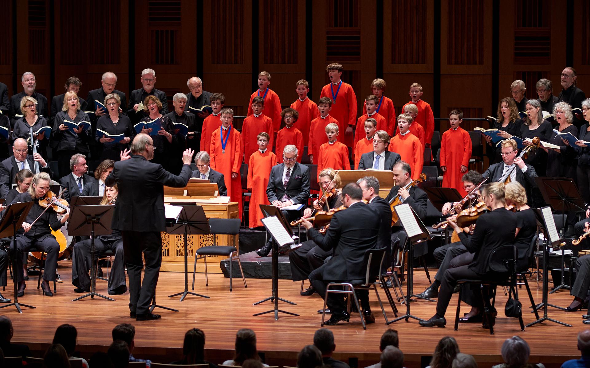Dirigent Jan Willem de Vriend zweepte koor en orkest op tot grote hoogte (in het rood het Roder Jongenskoor).