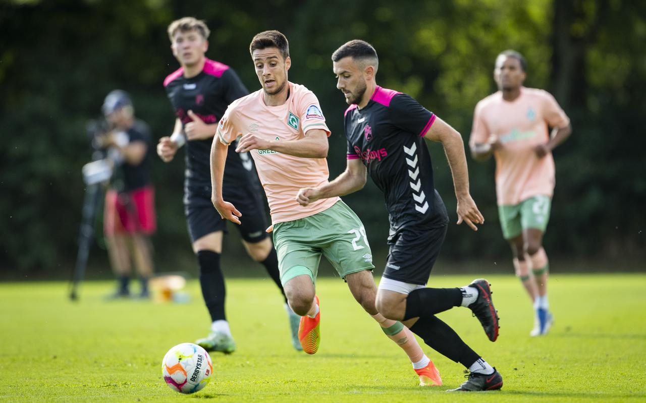 FC Emmen en Werder Bremen spelen doelpuntloos gelijk. Op de foto is Lucas Bernadou namens de Drenten in duel met Ilia Gruev. FC Emmen en Werder Bremen spelen doelpuntloos gelijk. Op de foto is Lucas Bernadou namens de Drenten in duel met Ilia Gruev.