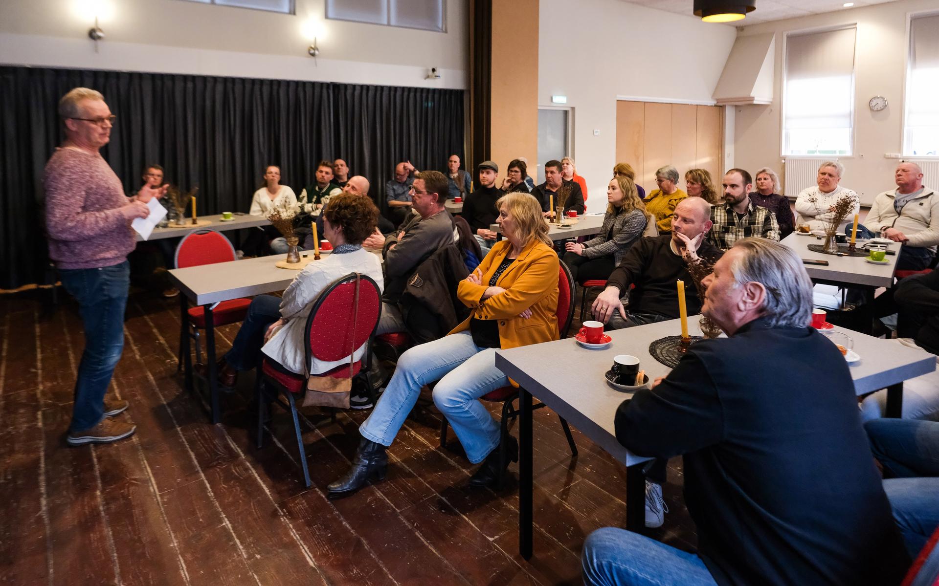 Tijdens een bijeenkomst in het Buurhoes Ontmoetingscentrum in Ten Boer spreken de gemeente Groningen en de Nationaal Coördinator Groningen bewoners die net als hun buurtgenoten in aanmerking willen komen voor een sloop- en nieuwbouwregeling. Foto: Jan Willem van Vliet