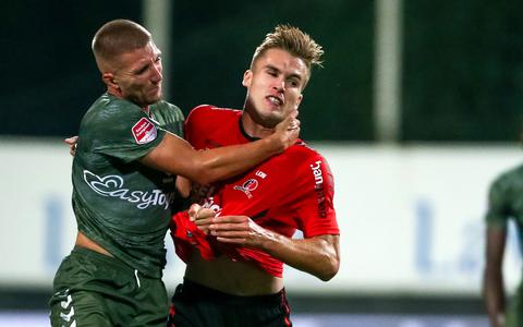 Beeld uit het duel tussen Helmond Sport - FC Emmen van 3 september 2021: Peter van Ooijen van FC Emmen houdt Jarno Lion vast.