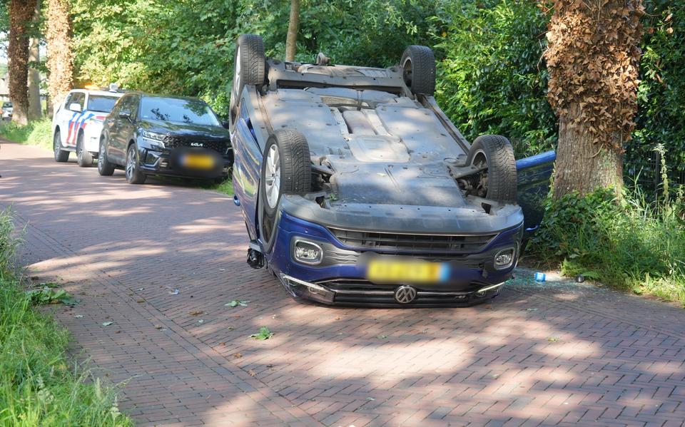 Auto op de kop bij Dwingeloo.