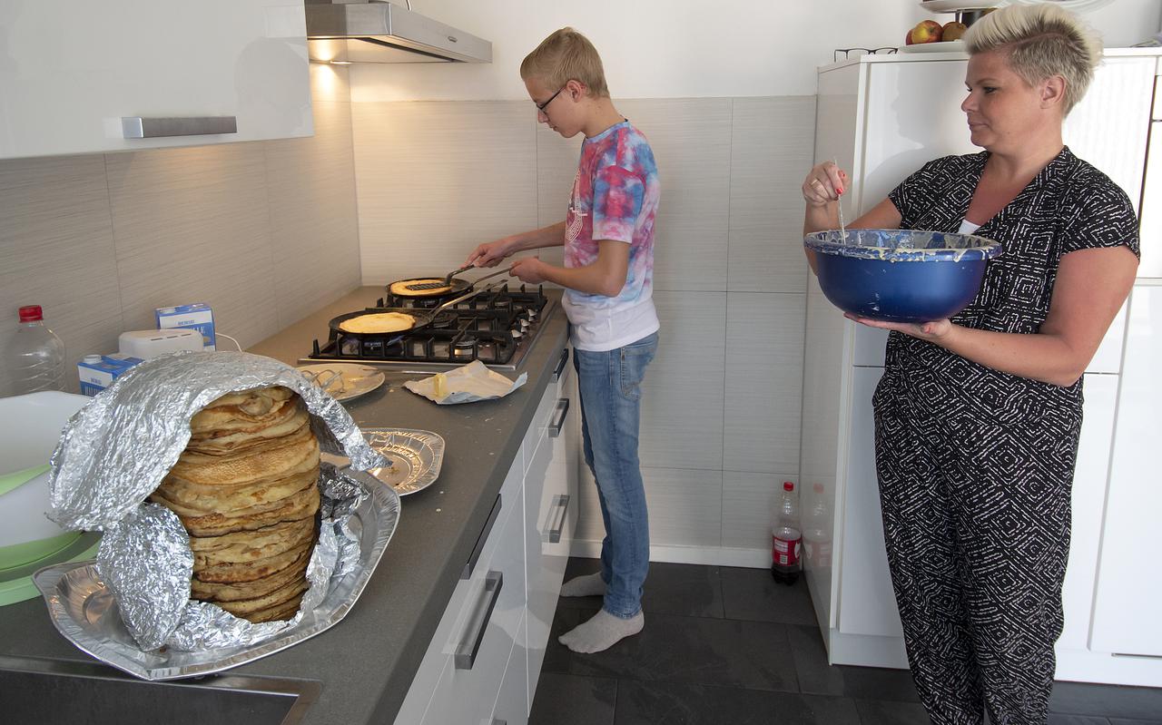 Evan Kannegieter bakt samen met zijn moeder pannenkoeken. Foto: Jan Anninga