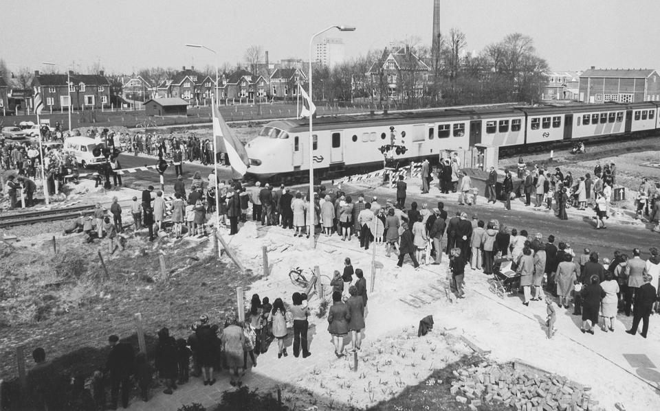 Drukte op 26 april 1973 bij de nieuwe, beveiligde spoorwegovergang aan de Zuiderweg in Hoogkerk.