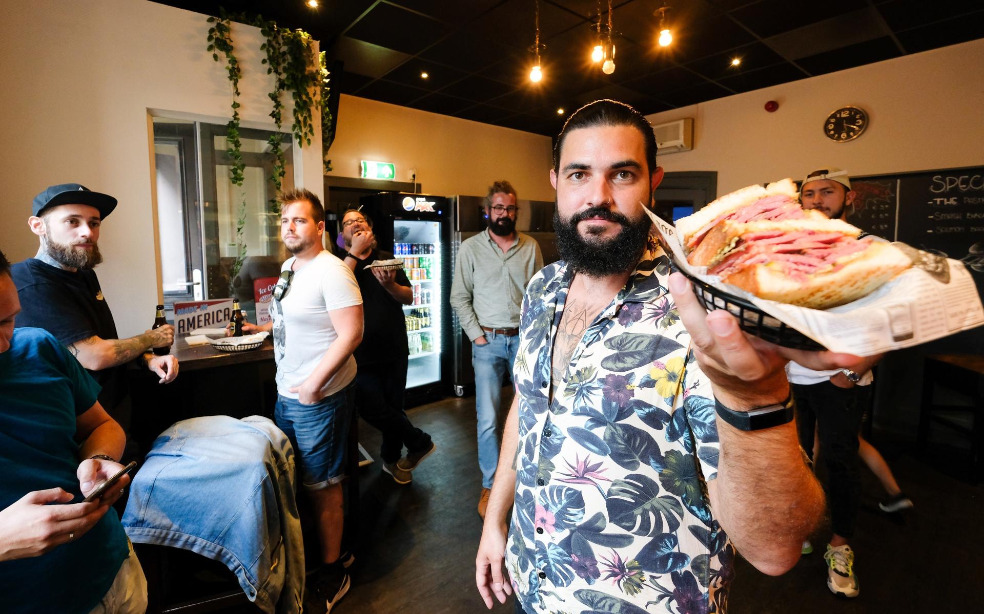 Bojan Aleksander opent Smoke's Deli Alley en brengt zijn Joods broodje aan de man in Groningen. 'Dra