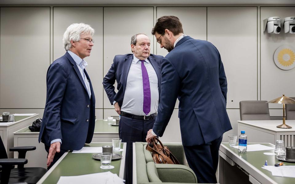 Hans Vijlbrief, demissionair staatssecretaris Mijnbouw, praat met Caspar van den Berg (rechts, VVD) en Ferd Crone (links, GL-PvdA) in de Eerste Kamer tijdens een schorsing van het debat over de sluiting van de gaswinning uit het Groningenveld. 