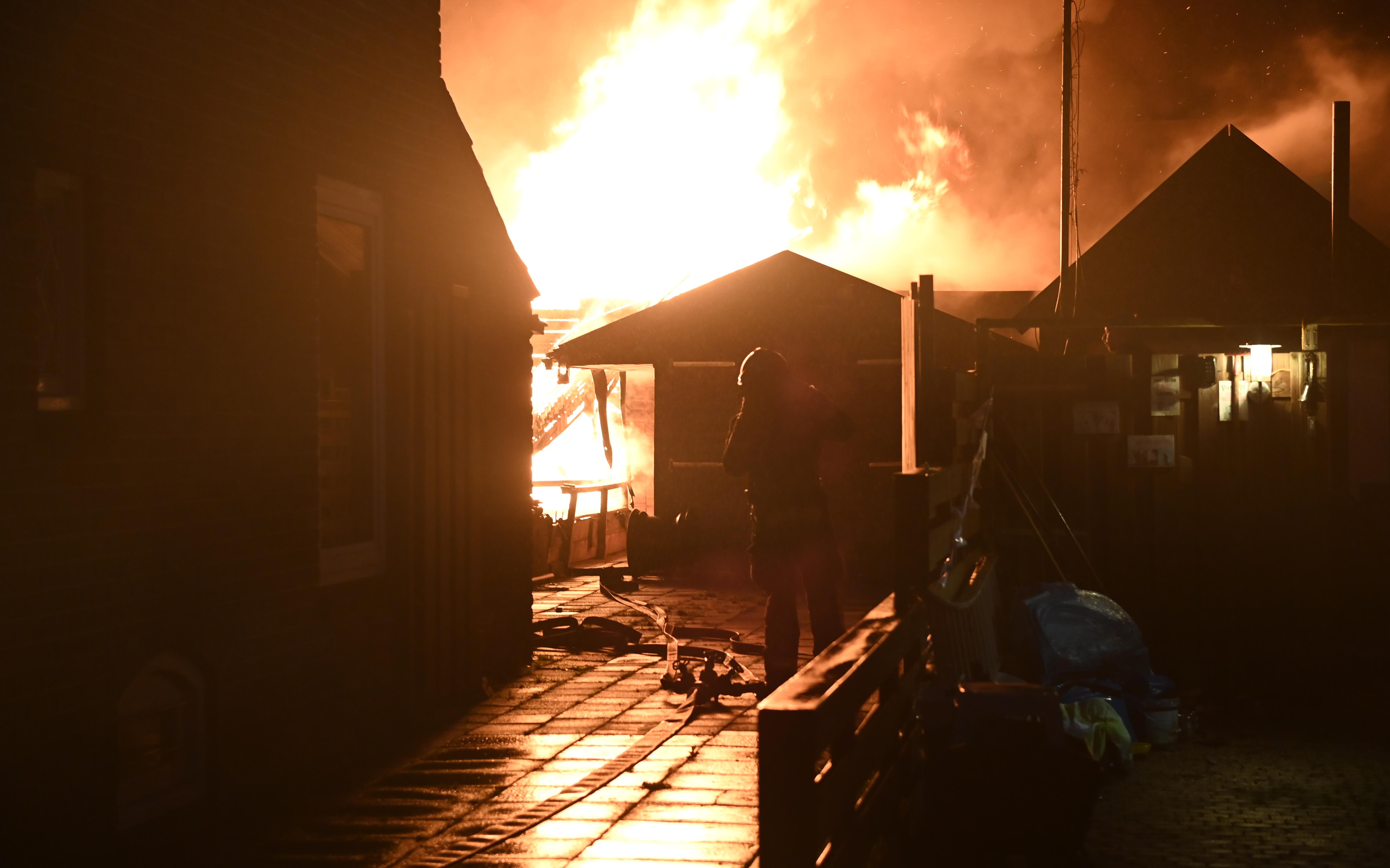 Flinke brand legt twee schuren in as in Sappemeer - Dagblad van het Noorden