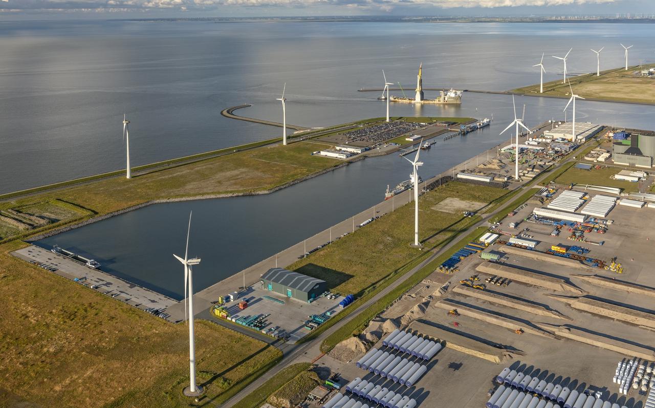 Dronebeeld van de Beatrixhaven. Pal links ervan ligt de helihaven met de nieuwe droneport. Dronebeeld van de Beatrixhaven. Pal links ervan ligt de helihaven met de nieuwe droneport.