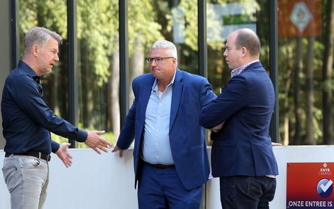 Frank Maatje (rechts), in gesprek met clubvoorzitter Ronald Lubbers (links) en Jan Zwiers, voormalig algemeen directeur van FC Emmen.