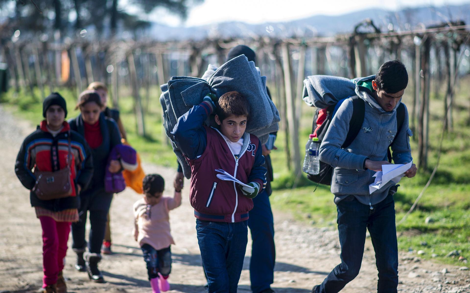Migranten onderweg van Griekenland via Macedonië richting Servië.