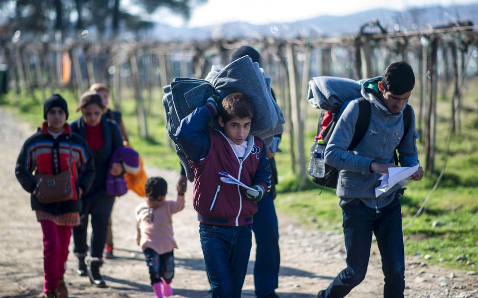 Migranten onderweg van Griekenland via Macedonië richting Servië.