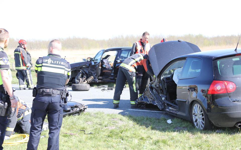 Automobilist raakt gewond bij frontale botsing aan de Oostwolderweg in Winschoten.