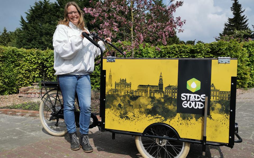 Marjolein de Jong (45) fietst door de stad om kennis over bijen bij te brengen. 