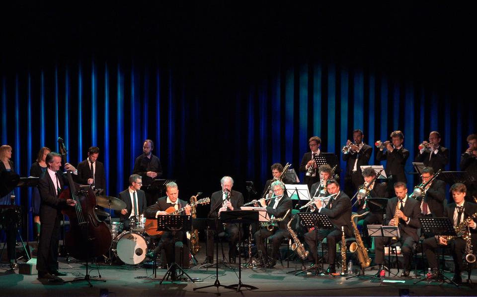 Stageband Jazz Orchestra en vocalgroup Treats in actie in Hoogezand.