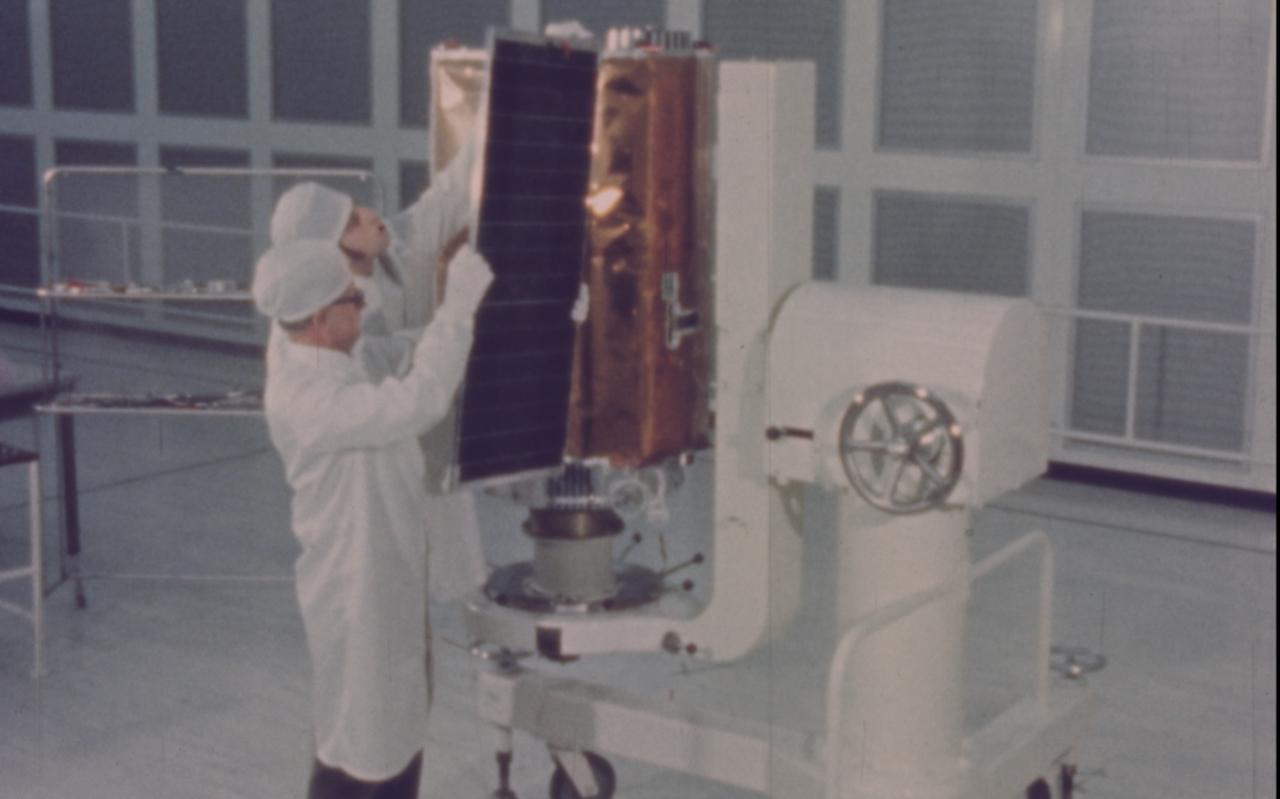Bouwen aan ANS, de satelliet in 'ANS, Nederlands eerste ruimteavontuur' van Lotte Veldman en Jasper Huizinga. Bouwen aan ANS, de satelliet in 'ANS, Nederlands eerste ruimteavontuur' van Lotte Veldman en Jasper Huizinga.