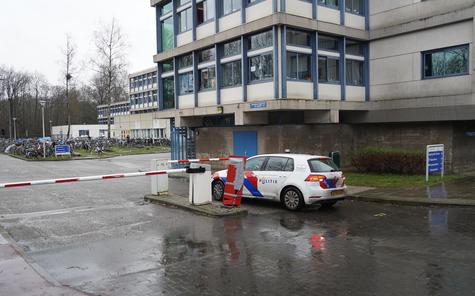 De politie doet onderzoek bij het asielzoekerscentrum in Assen.      