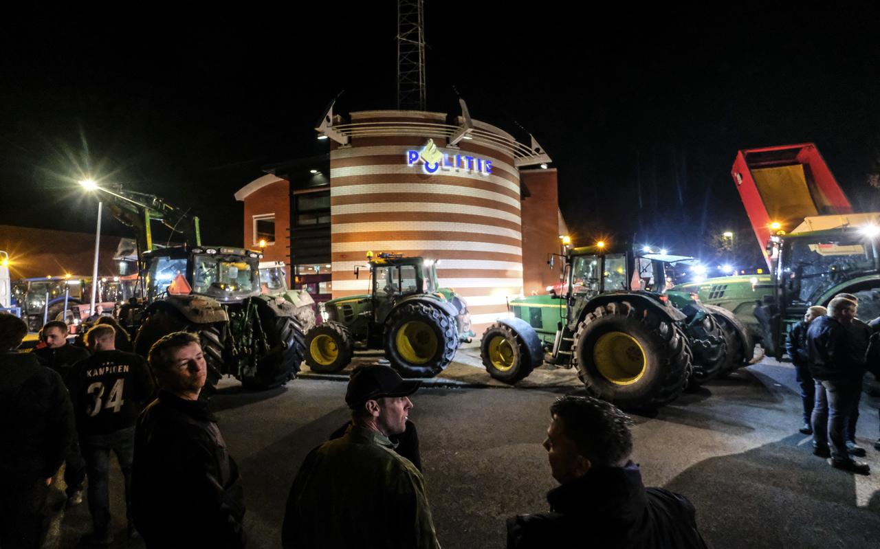 Collega’s van de boer kwamen in 2019 massaal met tractoren naar het politiebureau van Zuidhorn om te protesteren tegen zijn arrestatie.
