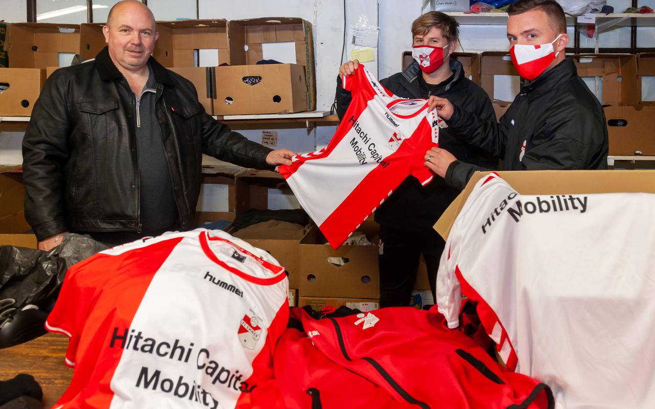 Kledingbank krijgt sportkleding van FC Emmen. v.l.n.r. secretaris Johan Veenstra en de brengers Xander Anema (m) en Jos Schaart namens FC Emmen