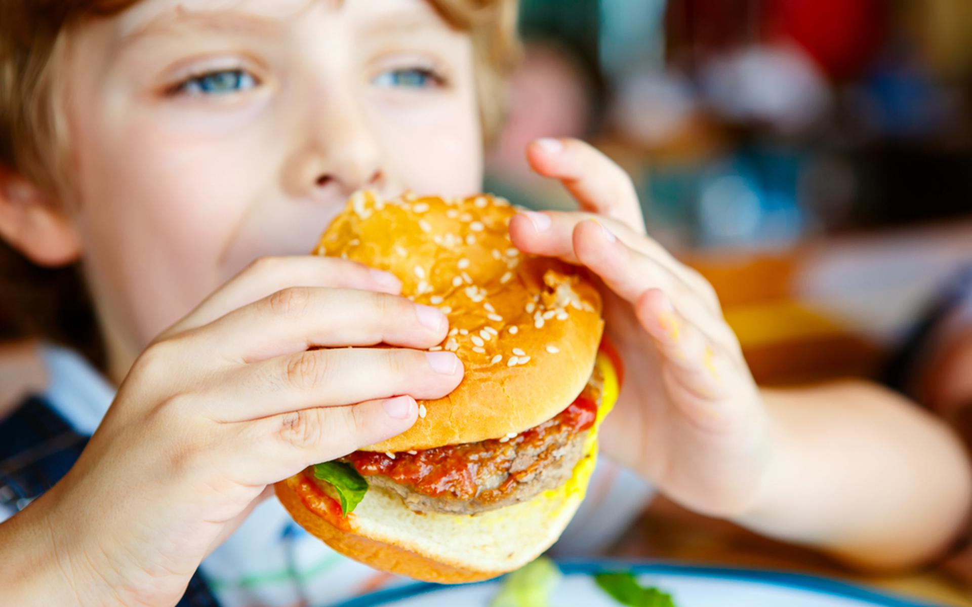 Als kinderen geen fastfood meer mogen kopen lopen ze minder risico op overgewicht, zo is de gedachte.