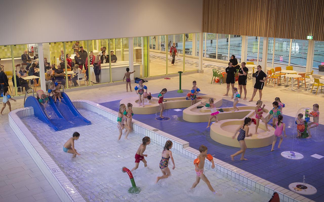 Zwembad Aquarena nabij het stadion van FC Emmen hanteert in de kerstvakantie in tegenstelling tot de baden in Schoonebeek en Klazienaveen wel de reguliere openingstijden. Zwembad Aquarena nabij het stadion van FC Emmen hanteert in de kerstvakantie in tegenstelling tot de baden in Schoonebeek en Klazienaveen wel de reguliere openingstijden.