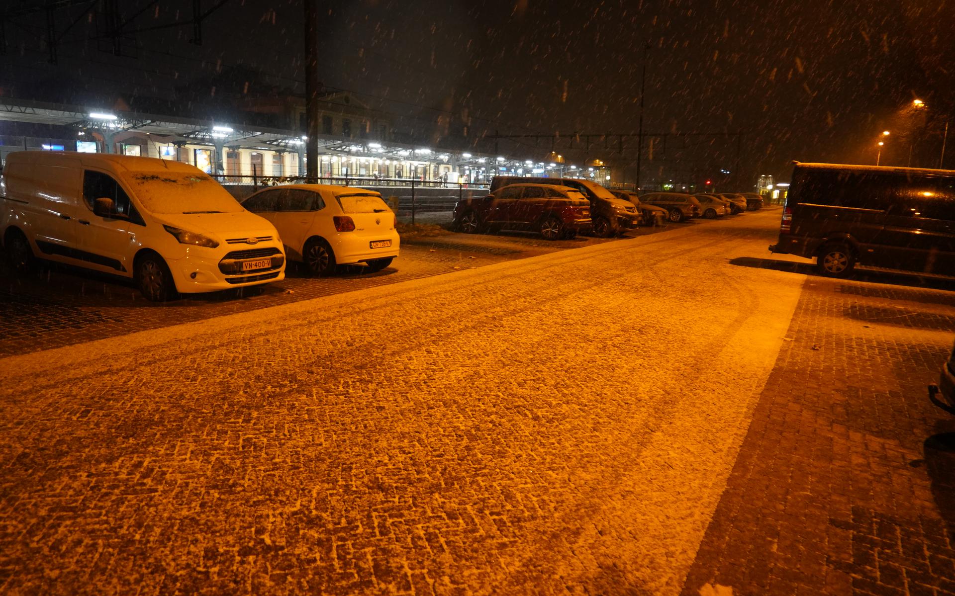 Sneeuw in Meppel: de weg bij het station is wit.