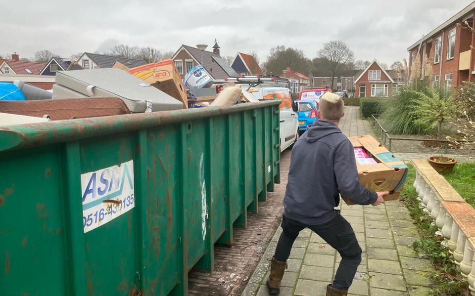 Voor bewoners aan de Van Speykstraat heeft woningcorporatie Acantus een container geplaatst waar de huurders hun rommel in kunnen gooien. 