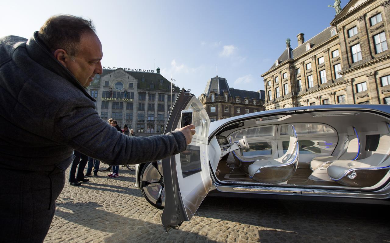 De zelfrijdende hybride F 015 van Mercedes was dit weekeinde voor het eerst te zien op de Amsterdamse Dam. FOTO ANP/BART MAAT De zelfrijdende hybride F 015 van Mercedes was dit weekeinde voor het eerst te zien op de Amsterdamse Dam. FOTO ANP/BART MAAT
