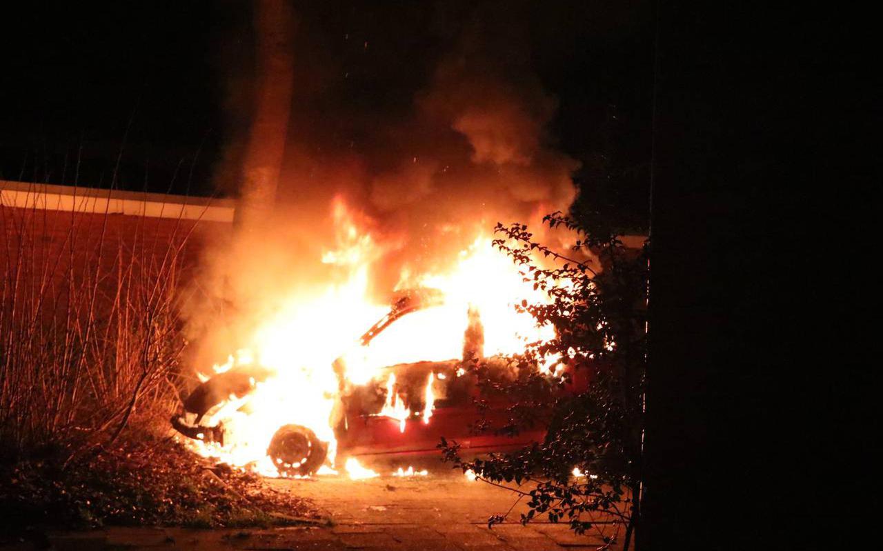 Een van de auto's brandde uit in de Lomanlaan. Foto: De Vries Media