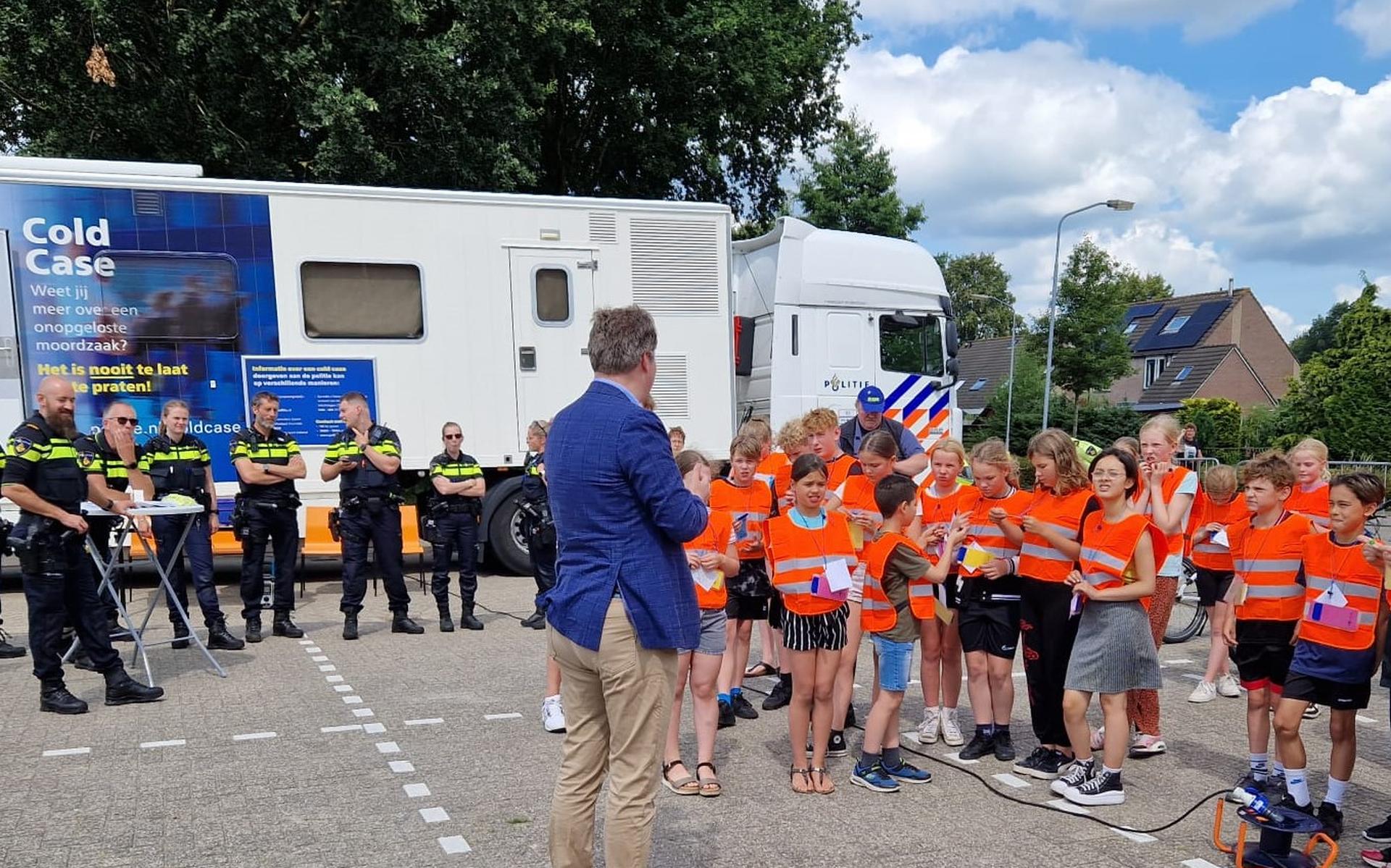 Politie jaagt op jongeren in Bovensmilde. ,,Goed contact met de jeugd is zeer belangrijk