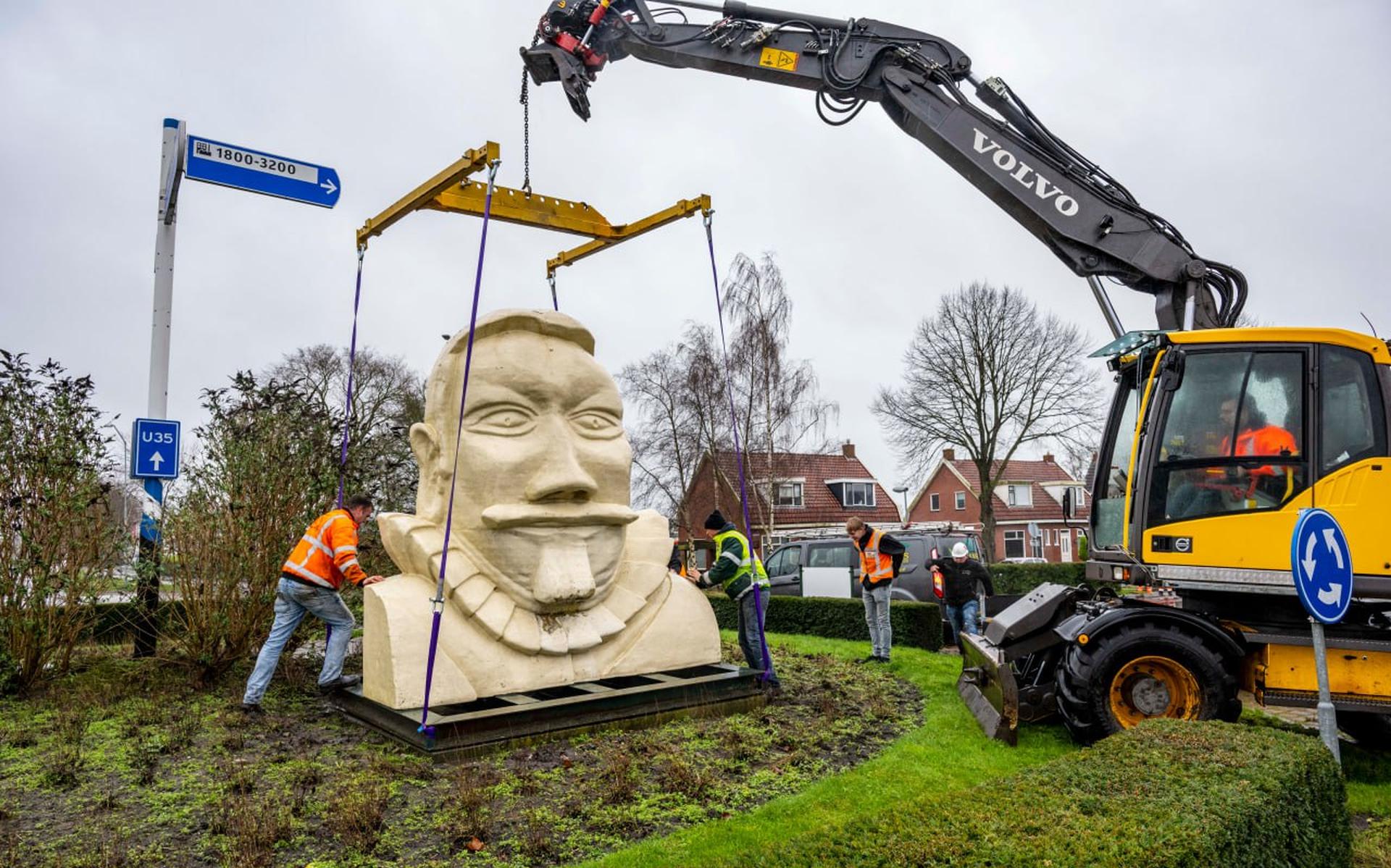 Kraantje erbij, oranje hesjes aan: De Oliebol gaat professioneel te werk.