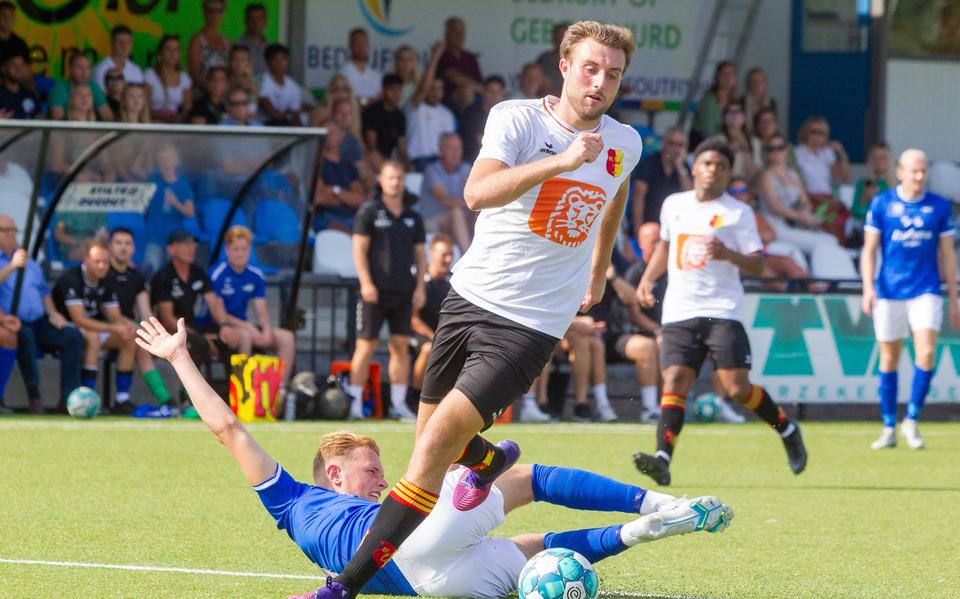 Yoran Cats van Be Quick stopt Hoogeveen-aanvaller Jamai Kriekjes.