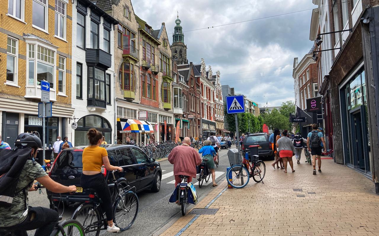 Het is vrijwel altijd een drukte van belang in de Oude Ebbingestraat. Maar vooral omdat het een toegangsweg is naar het centrum. De sfeer in de straat kan wel een oppeppertje gebruiken. Het is vrijwel altijd een drukte van belang in de Oude Ebbingestraat. Maar vooral omdat het een toegangsweg is naar het centrum. De sfeer in de straat kan wel een oppeppertje gebruiken.