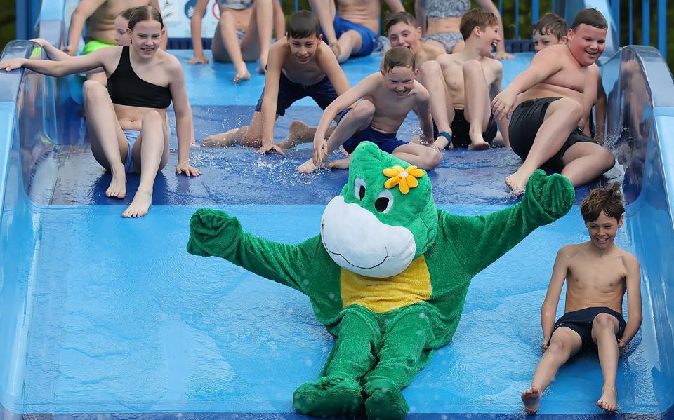 Met een fijne plons samen met de kikkermascotte openden kinderen zondag het nieuwe zwemseizoen van De Waterlelie in Zuidwolde. 