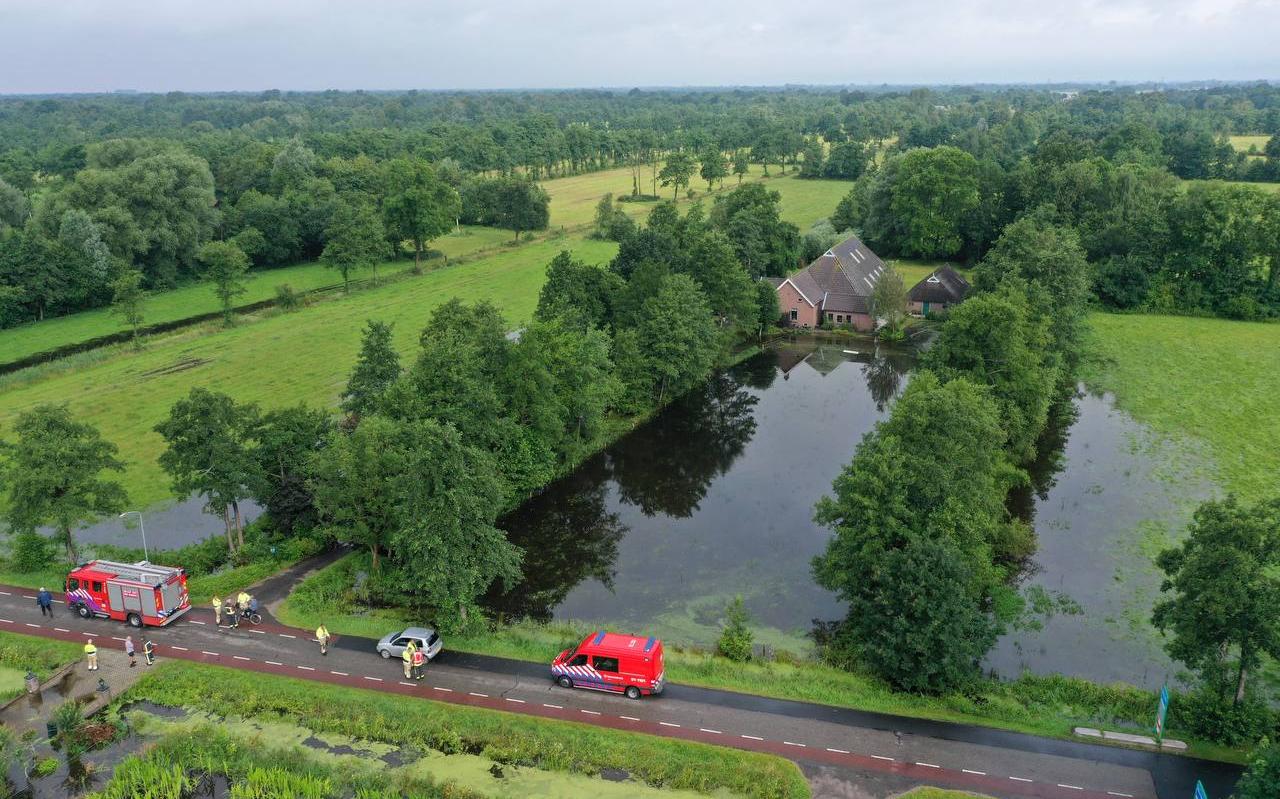 Aan de Westerweg in Noordwijk is een weiland voor een woning onder water komen te staan. Ook de oprit naar de woning staat onder water. Aan de Westerweg in Noordwijk is een weiland voor een woning onder water komen te staan. Ook de oprit naar de woning staat onder water.