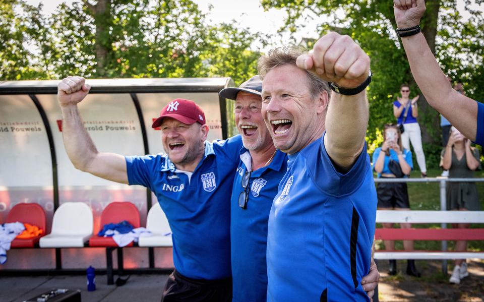Bert Doldersum (rechts) viert het kampioenschap van Raptim met zijn assistent/elftalleider Herno ter Bruggen en verzorger Rob Zandkamp.