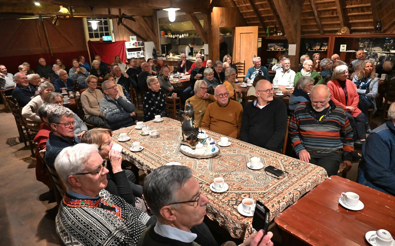 Volle bak op de deel van De Karstenhoeve tijdens de vrijwilligersbijeenkomst van vrijdagavond. Volle bak op de deel van De Karstenhoeve tijdens de vrijwilligersbijeenkomst van vrijdagavond.