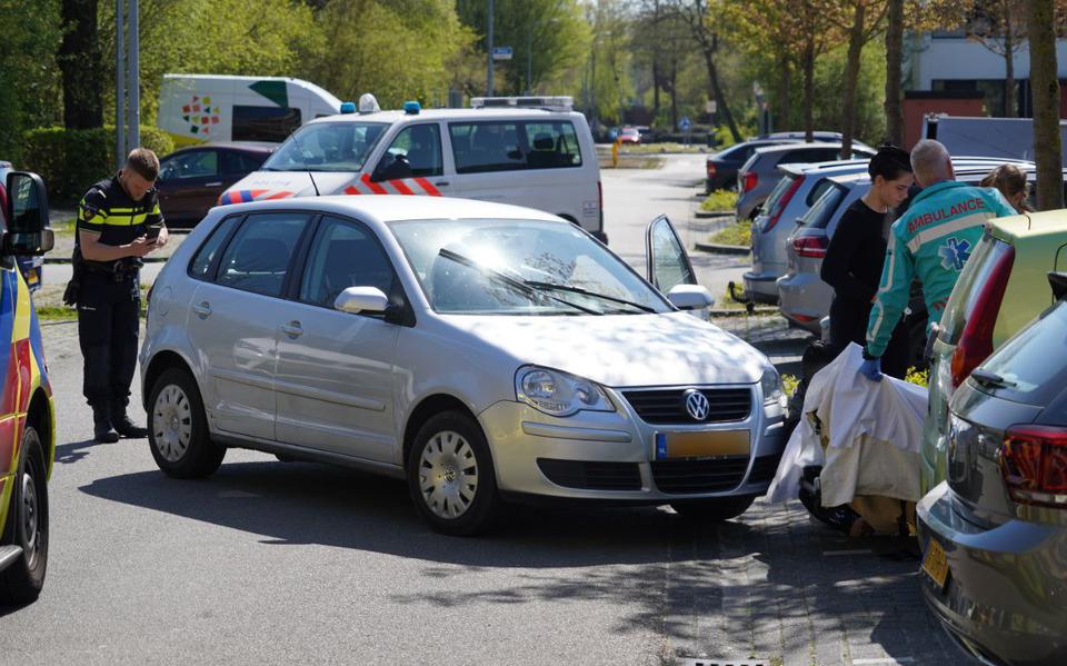 Scooterrijder naar ziekenhuis na aanrijding met auto op parkeerplaats in Groningen.